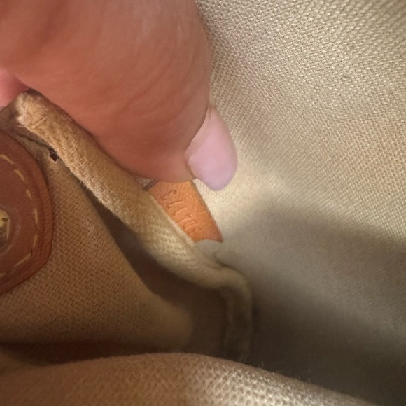 Louis Vuitton Eva Clutch with Checkered Pattern and Leather Trim - Picture 12 of 14